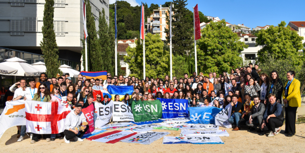 A picture of a big group of people with different ESN and country flags.